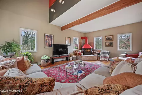 206 Lake Ave, Island Heights, NJ 08732