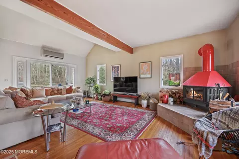 206 Lake Ave, Island Heights, NJ 08732