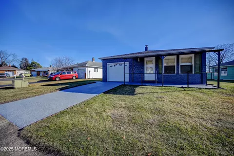 8 Newcastle Ct, Toms River, NJ 08757