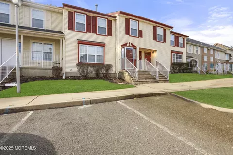129 Liverpool Ct, Lakewood, NJ 08701