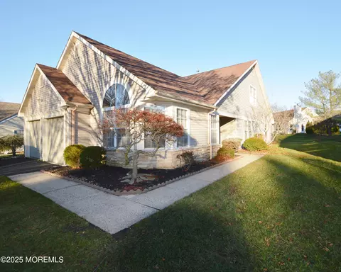 2677 Meadow Lake Dr, Toms River, NJ 08755