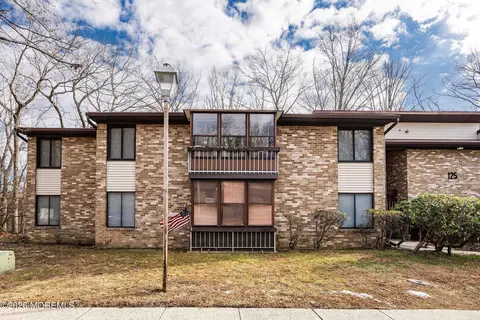 125 Amberly Dr #F, Manalapan, NJ 07726