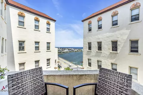 400 Deal Lake Dr #8F, Asbury Park, NJ 07712