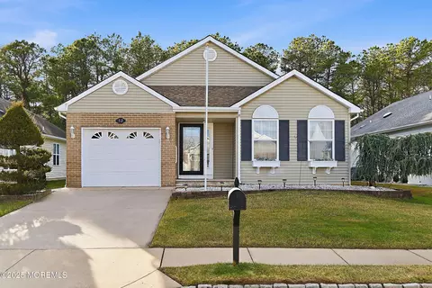 52 Canterbury Ln, Toms River, NJ 08757