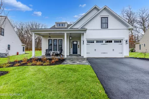 54 Sanctuary Ln, Farmingdale, NJ 07727