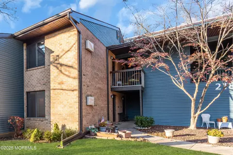 218 Medford Ct #A, Manalapan, NJ 07726