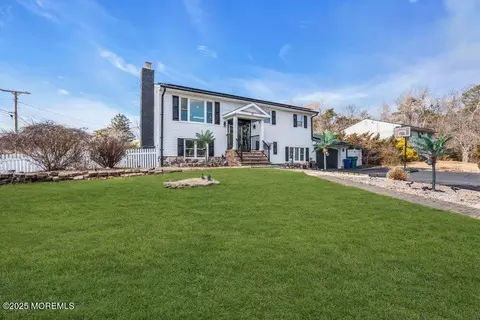 19 Beacon St, Jackson, NJ 08527