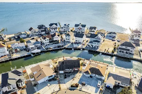 8 Kingfisher Ln, Toms River, NJ 08753