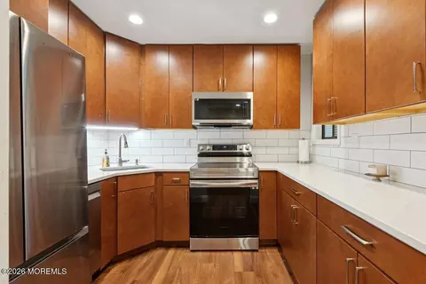 92 Arrowood Rd #E, Manalapan, NJ 07726