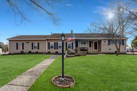 2 Robert Pl, Ocean, NJ 07712