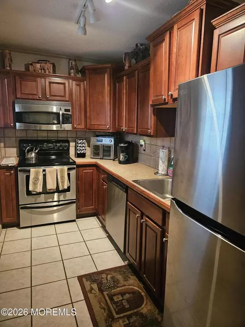 80 White St # B, Eatontown, NJ 07724