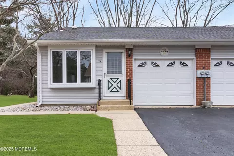 12 Hamilton Ln #A, Whiting, NJ 08759