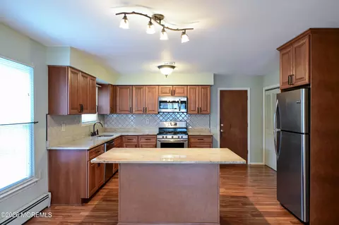 15 Chateux Ln, Toms River, NJ 08757