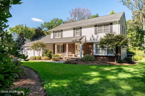 32 Glen Oak Dr, Middletown, NJ 07748