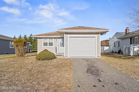 40 Pirogue St, Toms River, NJ 08757