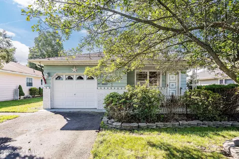 331 Saint Thomas Dr, Toms River, NJ 08757