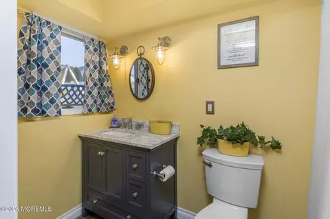 Bath - 10 Intervale Rd, Hamilton, NJ 08620 photo 2 of 3