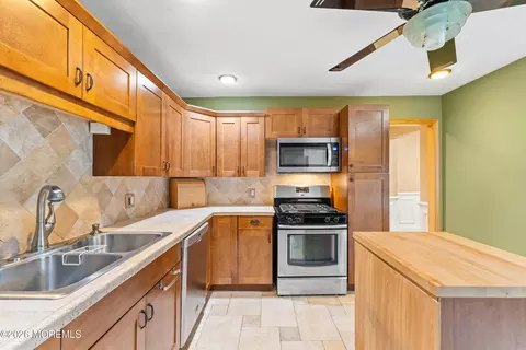 Kitchen - 1 Dominion Dr, Jackson, NJ 08527 photo 4 of 5