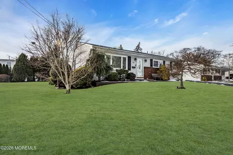 Exterior - 407 Clinton Ave, Middlesex, NJ 08846 photo 2 of 7