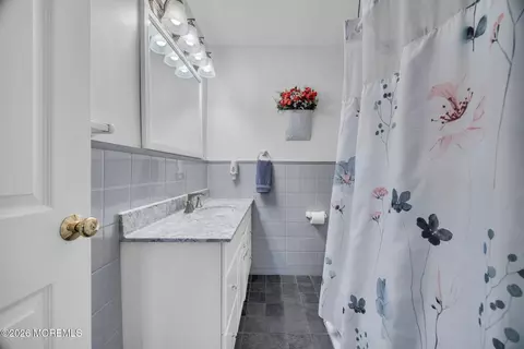 Bath - 407 Clinton Ave, Middlesex, NJ 08846 photo 1 of 2
