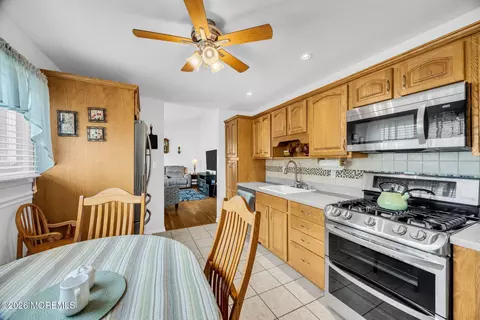 Kitchen - 407 Clinton Ave, Middlesex, NJ 08846 photo 3 of 3