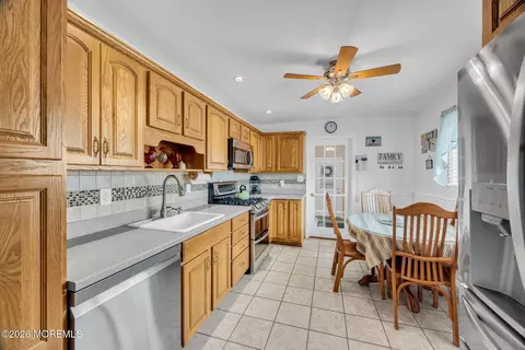 Kitchen - 407 Clinton Ave, Middlesex, NJ 08846 photo 2 of 3