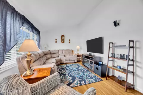 Living - 407 Clinton Ave, Middlesex, NJ 08846 photo 1 of 4