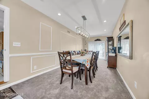 Dining - 407 Clinton Ave, Middlesex, NJ 08846 photo 2 of 5