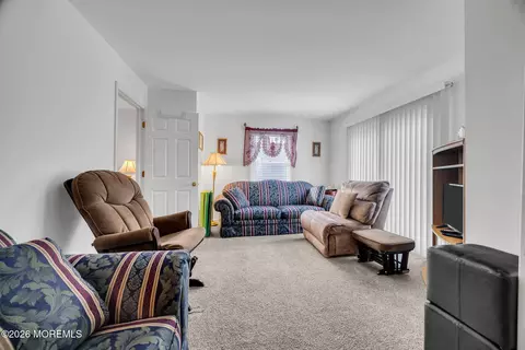 Living - 407 Clinton Ave, Middlesex, NJ 08846 photo 3 of 4