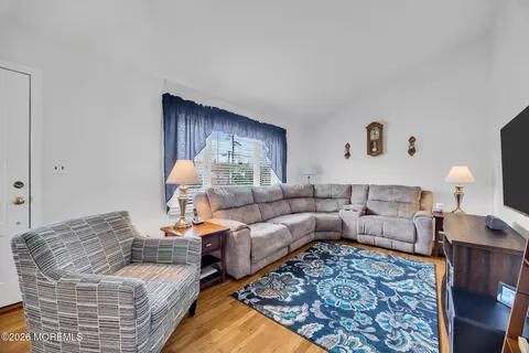 Living - 407 Clinton Ave, Middlesex, NJ 08846 photo 2 of 4