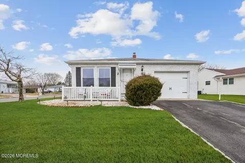 2 Hyannis St, Toms River, NJ 08757