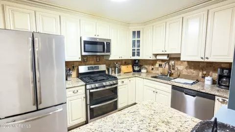 2402 Candlelight Ct #2402, Helmetta, NJ 08828