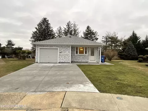 7 Bridgetown Ct, Toms River, NJ 08757