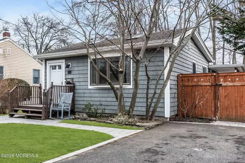 51 7th St, Belford, NJ 07718