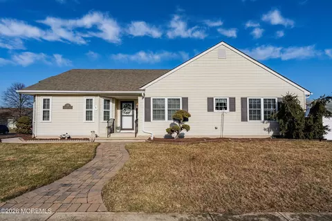28 Cohansey Dr, Toms River, NJ 08757