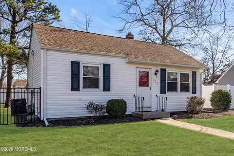 537 Longboat Ave, Beachwood, NJ 08722