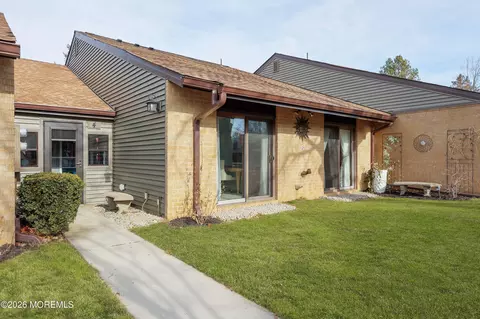 4 Dickinson Ct, Red Bank, NJ 07701