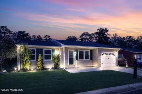 40 Chelsea Dr #70, Whiting, NJ 08759