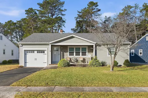 5 Sheepshead Dr, Toms River, NJ 08757
