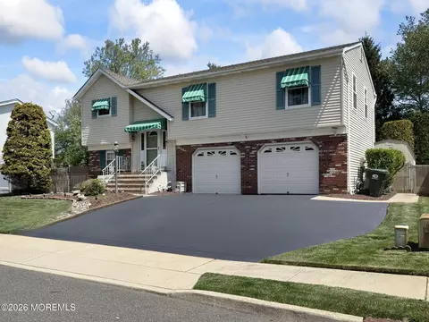 48 Hedgewood Rd, Howell, NJ 07731