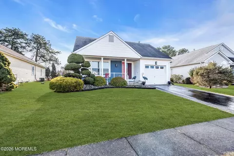 69 Portsmouth Dr, Toms River, NJ 08757