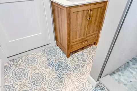 Bath - 32 Chestnut St, Waretown, NJ 08758 photo 4 of 5