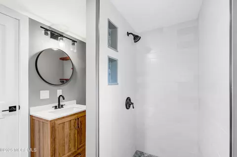 Bath - 32 Chestnut St, Waretown, NJ 08758 photo 1 of 5