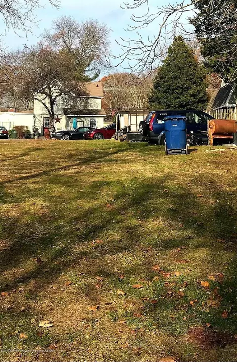 306 Roosevelt Ave, Oakhurst, NJ 07755