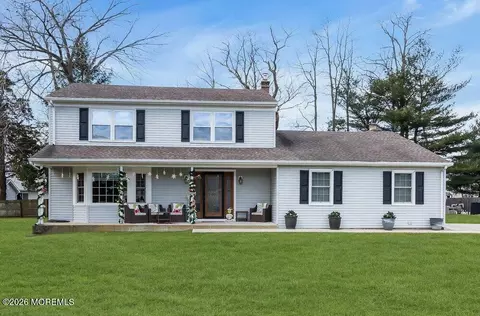 4 Pearl Dr, Toms River, NJ 08753