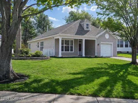 22 Springlawn Dr, Lakewood, NJ 08701