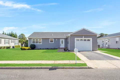 8 Mayaquez Ln, Toms River, NJ 08757