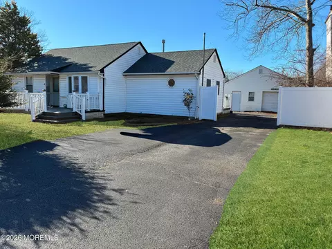 16 Rustic Dr, Howell, NJ 07731