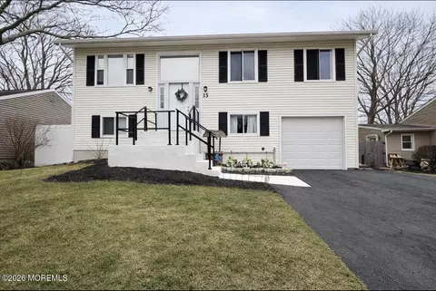 15 Commodore Ct, Barnegat, NJ 08005