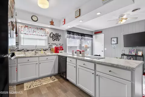 211 Bonaire Dr, Toms River, NJ 08757